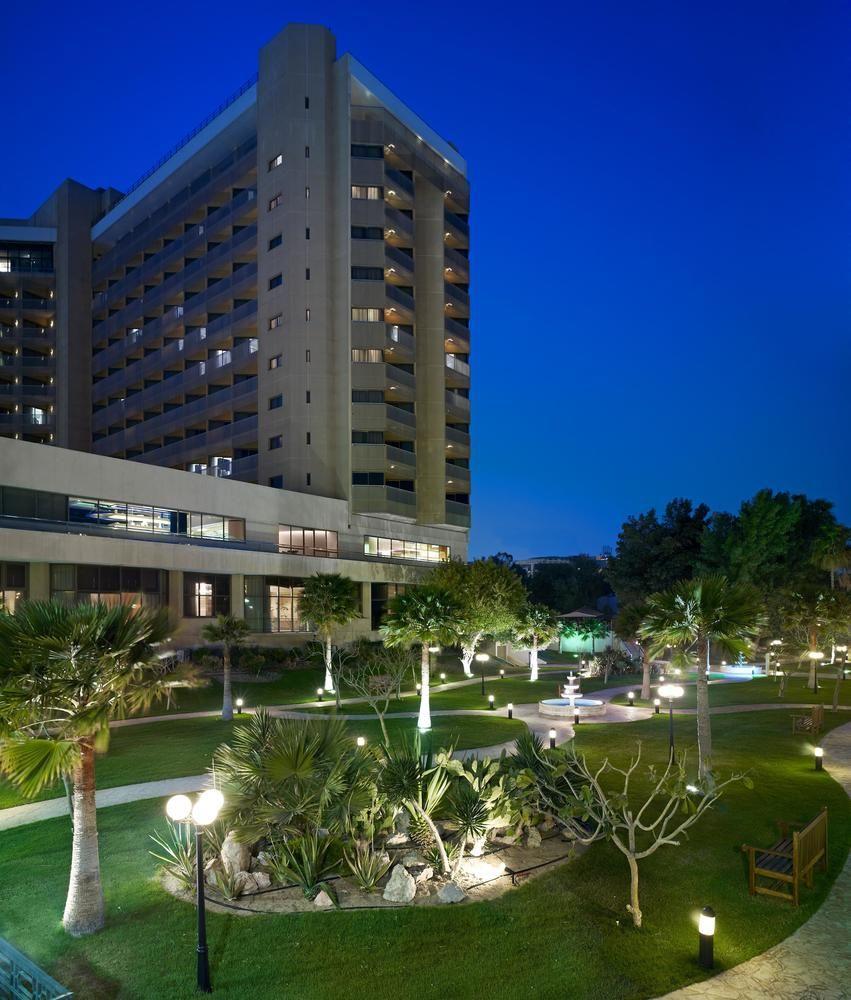 Le Meridien Al Khobar Exterior foto The campus at night