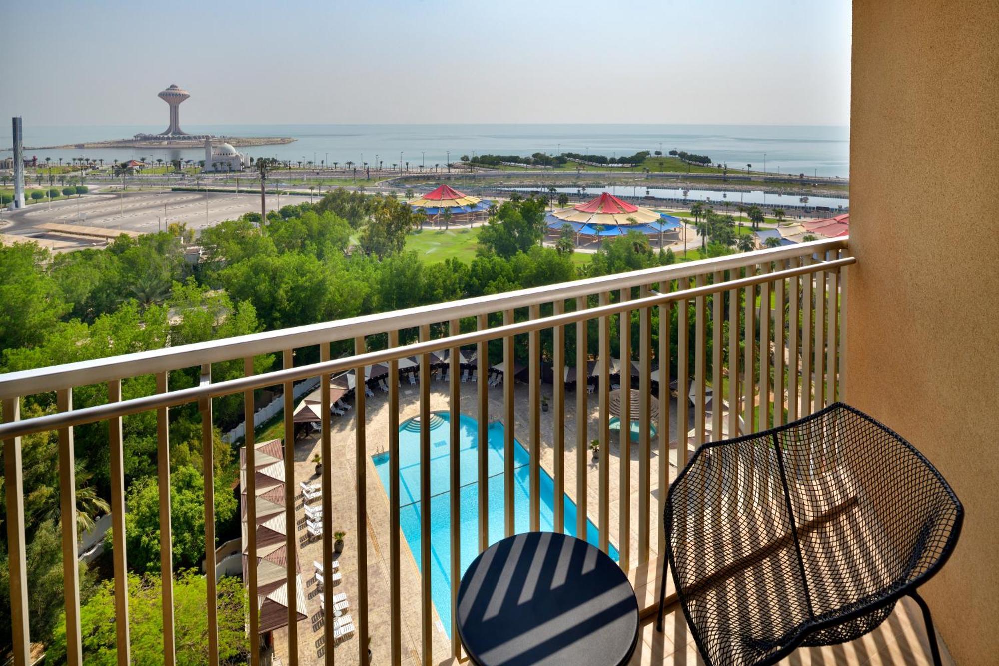 Le Meridien Al Khobar Exterior foto View from a balcony at the Ocean Reef Club