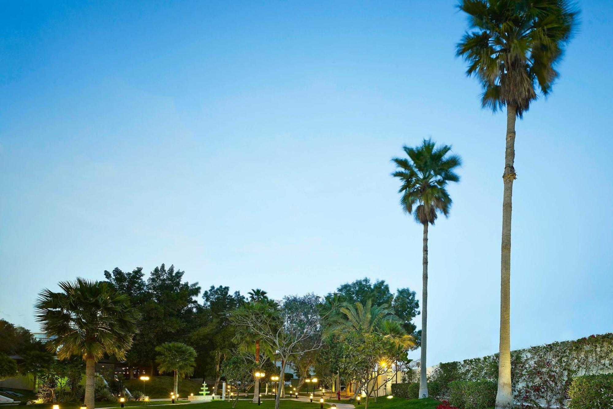 Le Meridien Al Khobar Exterior foto Palm trees at the University of California, Irvine
