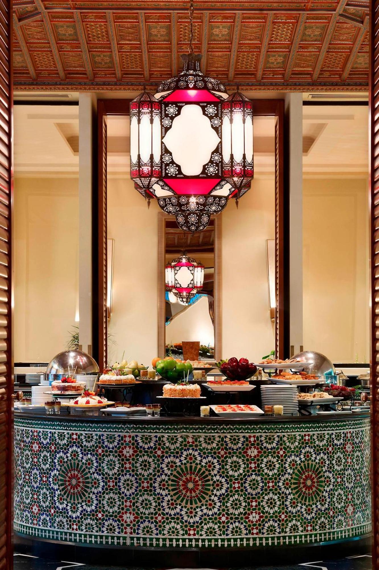 Le Meridien Al Khobar Exterior foto A buffet at a hotel