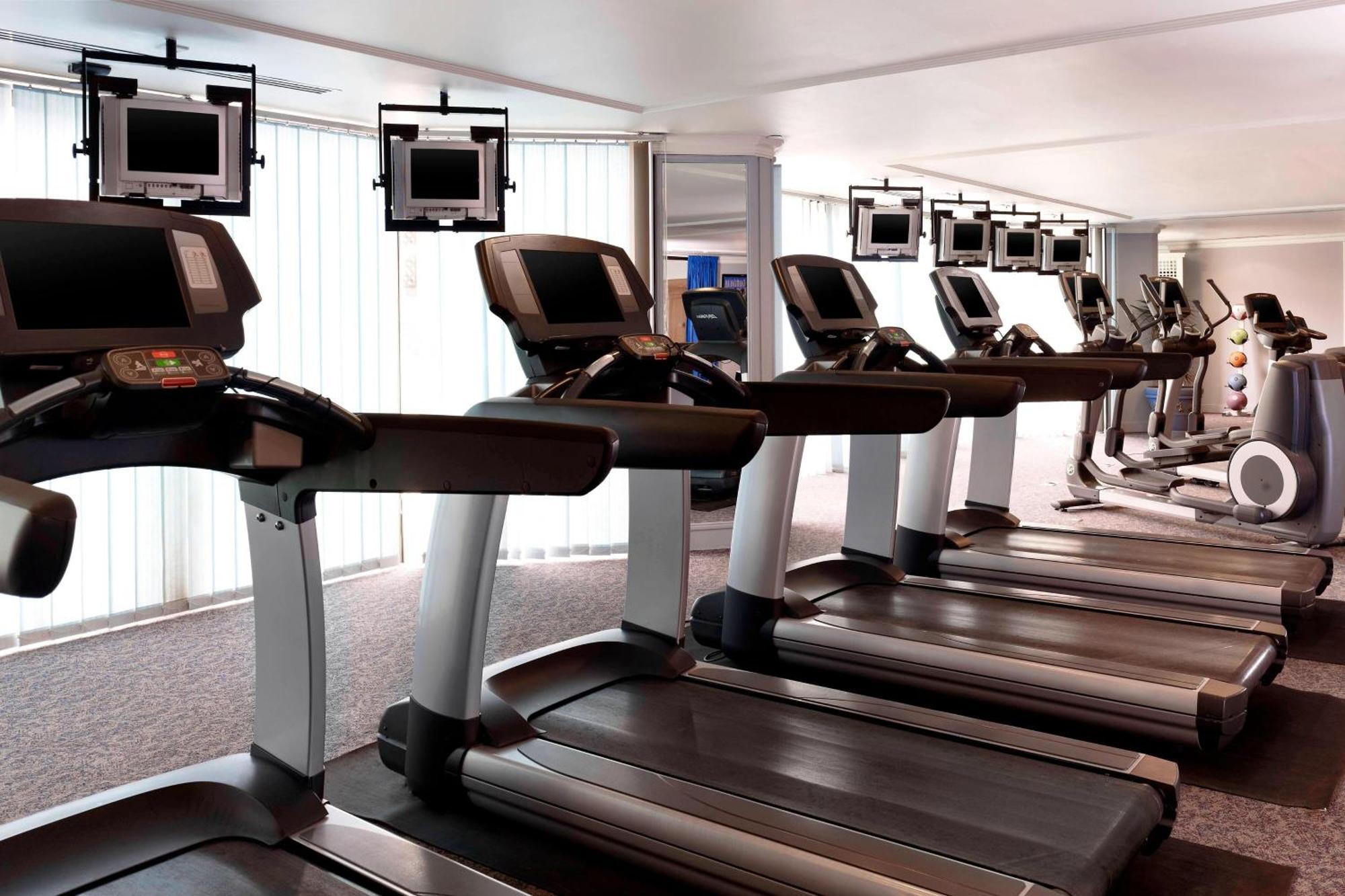 Le Meridien Al Khobar Exterior foto A row of treadmills