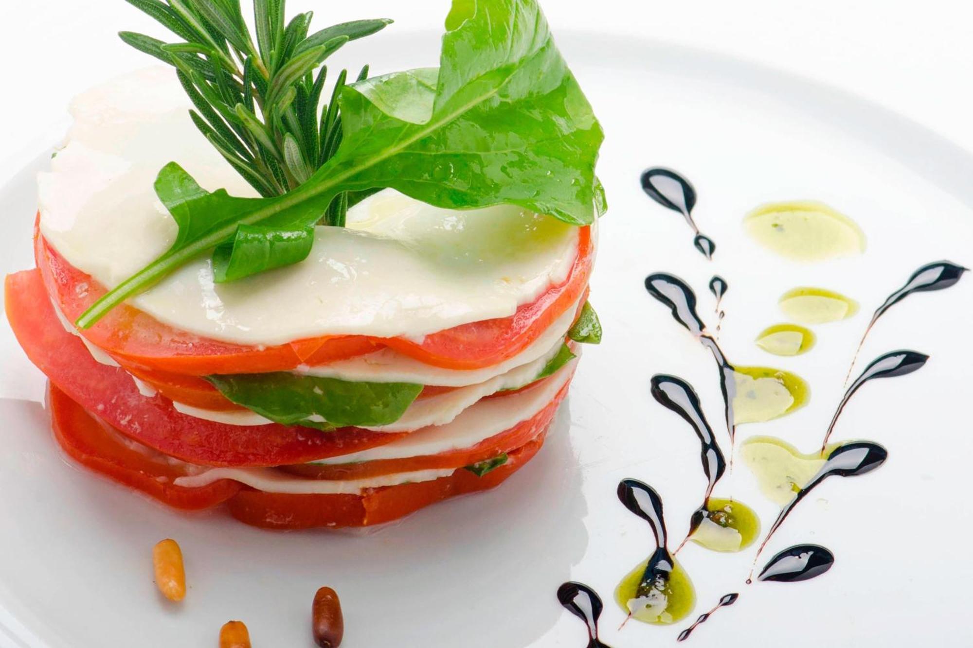 Le Meridien Al Khobar Exterior foto A caprese salad