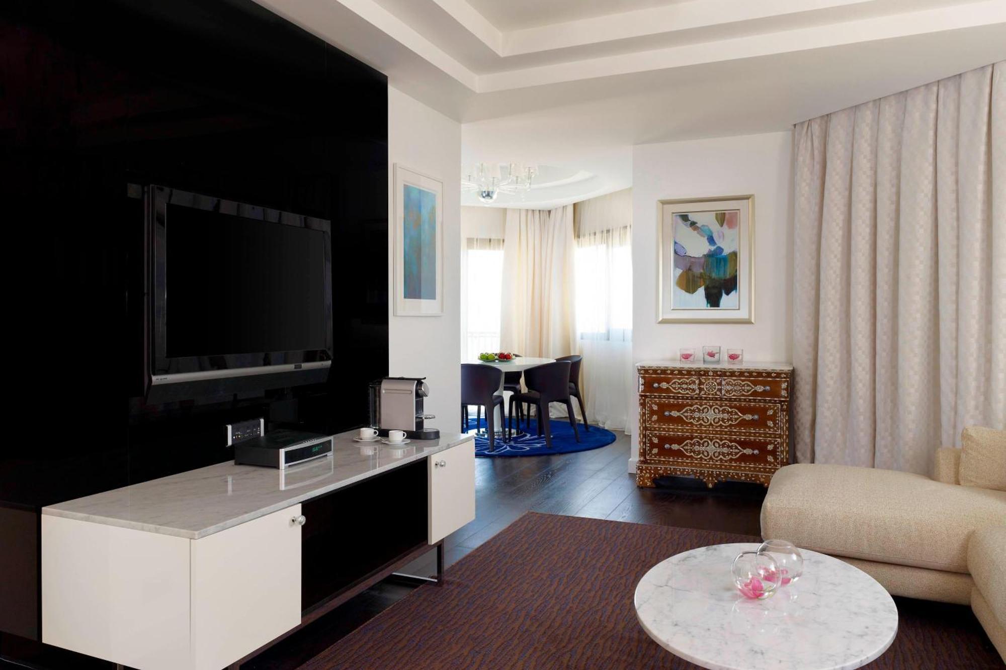 Le Meridien Al Khobar Exterior foto A living room in a typical apartment