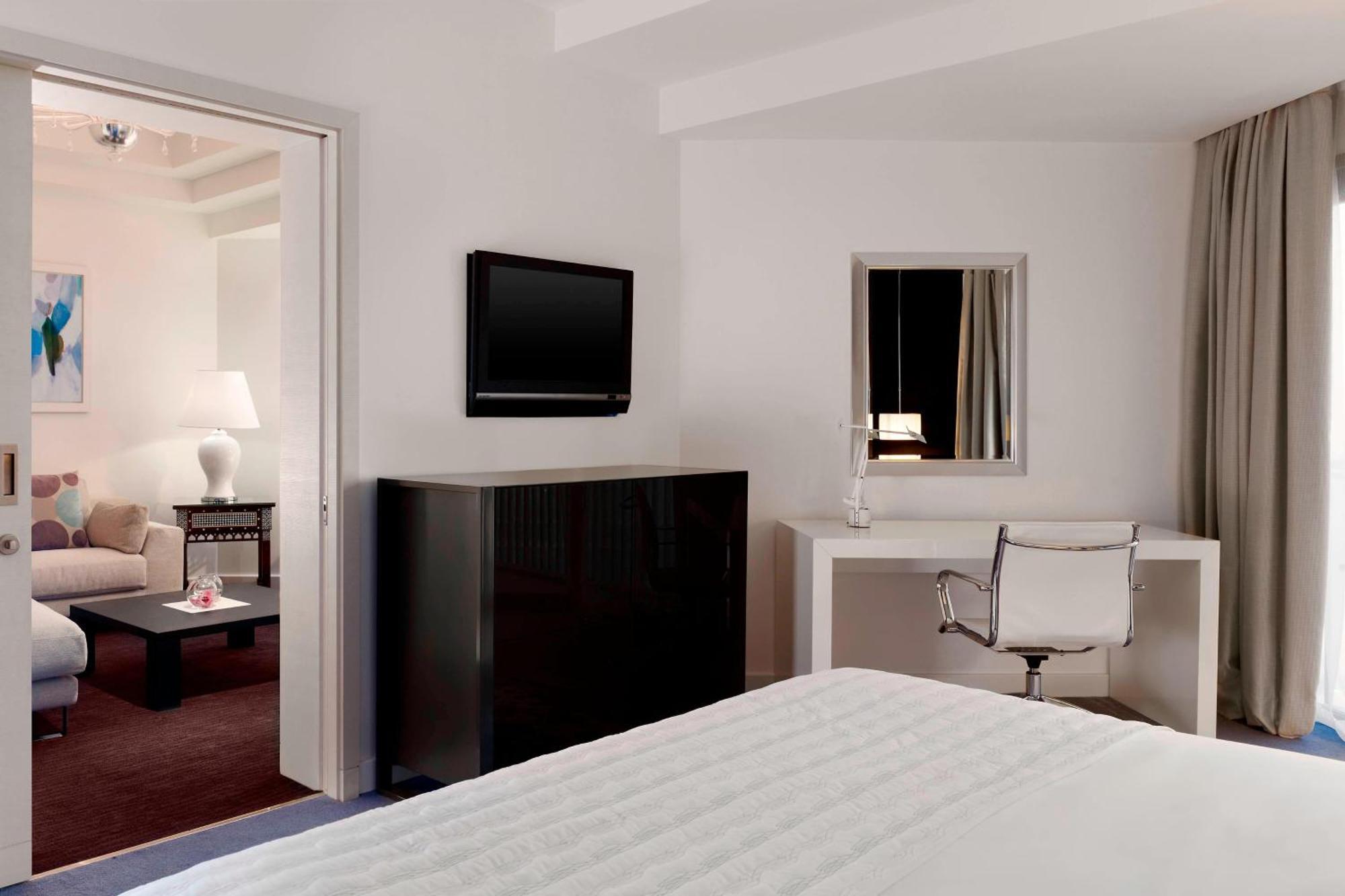 Le Meridien Al Khobar Exterior foto A typical bedroom in a typical hotel