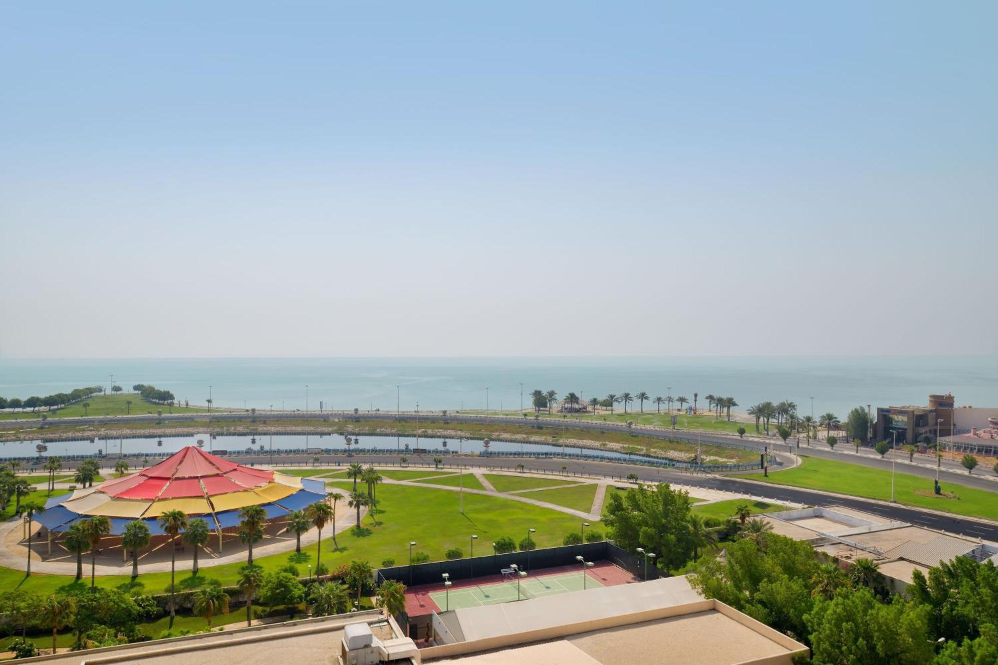 Le Meridien Al Khobar Exterior foto View of the stadium from the hotel