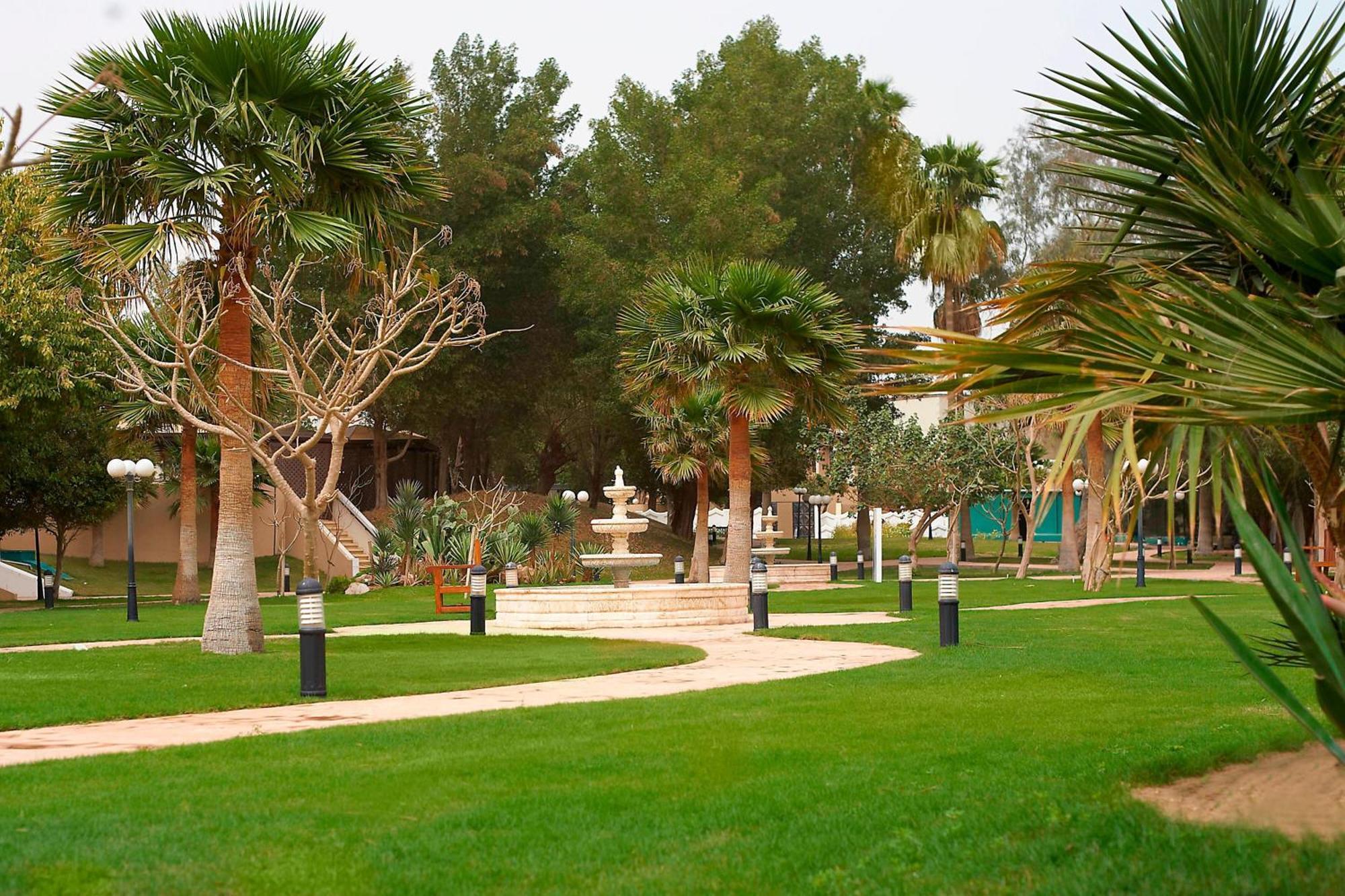 Le Meridien Al Khobar Exterior foto The park of the hotel